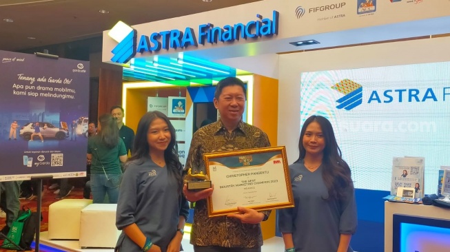 Christopher Pangestu dari Asuransi Astra Raih Penghargaan Marketeer of The Year 2023, Orientasi Selalu Customer First